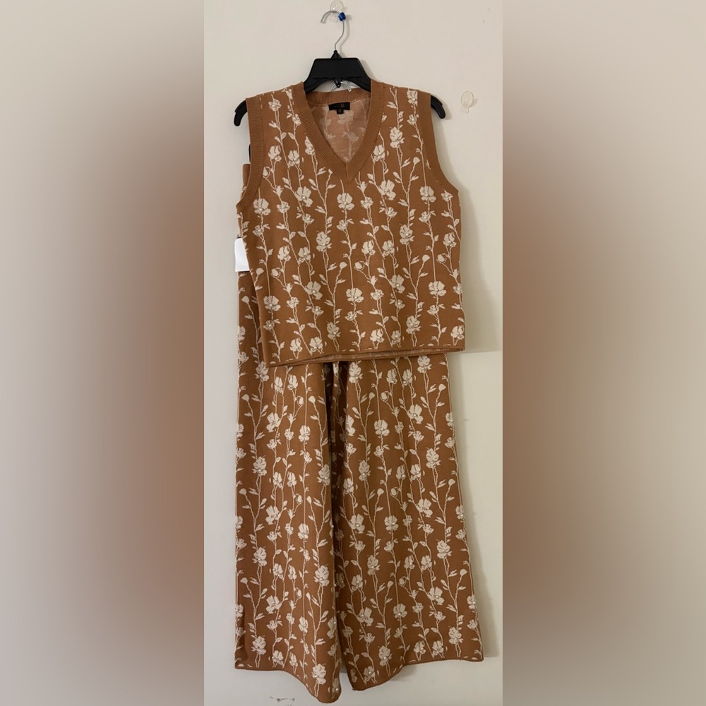 NWT ontwelfth camel floral & pearl sweater set